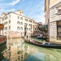 Casanova Fenice - Canal View, hotel in Venice