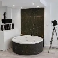 Black and White Suitte "Plaza", hotel em Noja