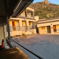 SummerField Guest House, hótel í eNyamazaneni