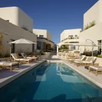 White Pebble Suites, hotel in Pollonia