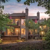 Whispering Woods Resort, hotel di Welches
