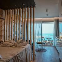 COSea Living: SeaSide Luxury Suite in Harbour 107A، فندق في بافوس