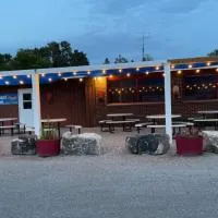 Huron Sands Motel and Restaurant, hotell i Providence Bay