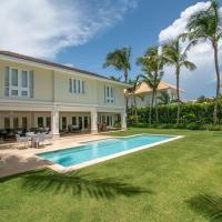 Luxury golf-front villa with golf cart, close to the beach in exclusive resort