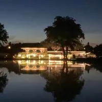 ORANGERIE de CHATEL-Selection FIGARO & ELLE Magazine، فندق في Cleppé