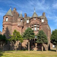 Dalmore House - The Duchess Apartment, hotel in Helensburgh