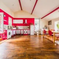 Appartement rouge avec jardin, hotel v destinaci Eymoutiers