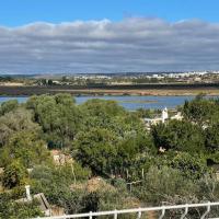 Spacious Villa. Large Rooftop. 4 Bedroom Sleeps 8, hotel near Portimão Airport - PRM, Alvor
