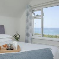 Little Close - Sea Views - Parking For 3 Cars - BBQ Area, Hotel in Newquay