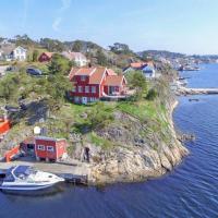 Hytte helt ved sjøen, brygge og fantastisk utsikt, hotel in Arendal