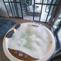 Exclusive Jacuzzi Apartaments Klaipėda โรงแรมในAukštkiemiai