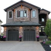 Magnificent 4 bed, 5 baths, 4200 Sq ft with FULL POND VIEW and 30 FT Fountain!!!, hotel in Calgary