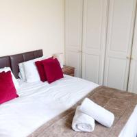 Red Rails Apartment - 2 bedrooms with large space & parking, hotel in Luton