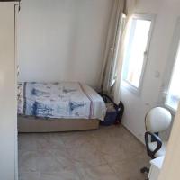 2+1 home in Gülbahçe. The cats in the photos won't be at home and the home will be cleared thoroughly. 1 minute to beach 10 minutes to surf house., hotel in Urla