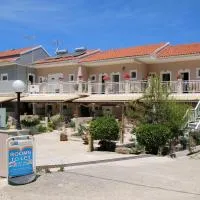 Santa Barbara Lakis Apartments, hotel Perivóliban