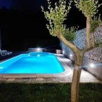 Village holiday apartman with heated pool Maslina, hotel v destinaci Kostanje