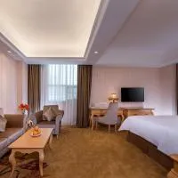 Vienna International Hotel Shenzhen Longhua Center, hótel í Shenzhen