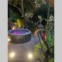 Les clapiers appartement avec jacuzzi et rivière., hotel em Mialet