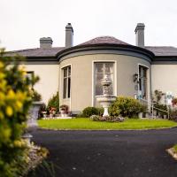 Ballinalacken Castle Country House Hotel، فندق في دولين