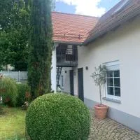 Bezaubernde Ferienwohnung mit Rosengarten, отель в городе Waldershof