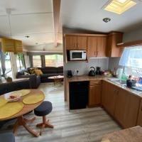 Unique Caravan with Outdoor Space, hotel in Ballantrae