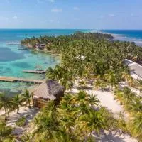 Pelican Beach Resort South Water Caye, hotel u gradu Dangriga