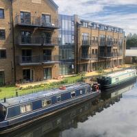 New Canal-Side Apartment with Private Terrace!, hotel en Uxbridge