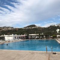 Cozy House with Shared Pools near Beach in Bodrum, hotel in Giriş