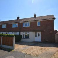 3-bedroom house with large garden, BBQ, decking area and wood burning fire