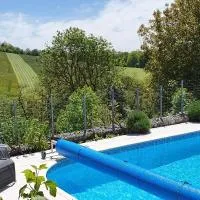 Penzion Zahrada nad řekou, restaurace a kavárna - PARKOVÁNÍ GRÁTIS, khách sạn ở Zlatá Koruna