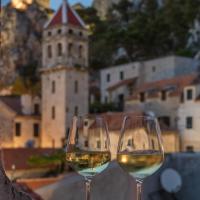 Charming stone apartment with jacuzzi in center of Omi&scaron;, готель у місті Оміш