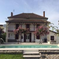 5-bedroom house with pool at edge of quiet village, hotel in Laparade