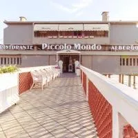 Piccolo Mondo Hotel, hotel u gradu Folonika