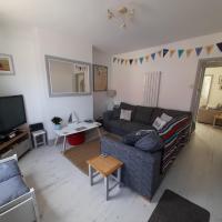 Pavilion Cottage right by the beach with sea views, hotel in Gorleston-on-Sea