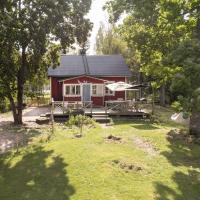Beautifully renovated lakeside red cottage, hotel in Salo