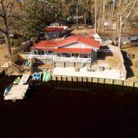 The Grey Goose Waterfront Home with Beach, hotel malapit sa Craven County Regional - EWN, New Bern