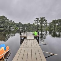 Cottage with Patio and Shared Waterfront Perks!, hotel i nærheden af Craven County Regionale - EWN, New Bern