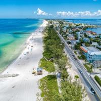Cottage Haven-One Minute Walk To The Beach-Private Yards-Keyless Locks, hotel a Bradenton Beach