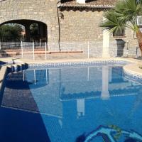 Spacious villa with large private pool and incredible views, hotel en Luchente