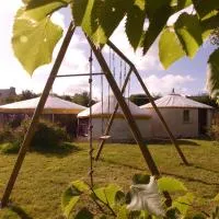 Les Yourtes d'Hôtes, hotel din Plouguiel