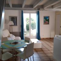 Joli studio indépendant avec jardin et piscine partagés, hotel in Arces-sur-Gironde