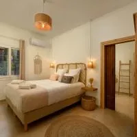 La Maisonette House in the Heart of Liapades Close to Rovinia Beach & Paleokastritsa, hotel em Liapades