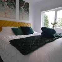 New Furnished 3 bed House - Heart of Peterborough, hotel in Peterborough