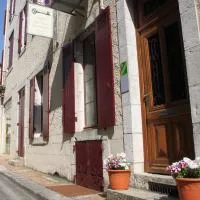L'Entrée Chambres d'Hôtes Bar & Restaurant، فندق في Castillonnès