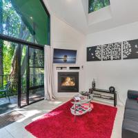 Linger a While Chalet on Gallery Walk with Spa, Fireplace, WiFi & Netflix, hôtel à Mount Tamborine