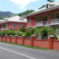 Reef Holiday Apartments, hotel di Anse Aux Pins Beach, Anse aux Pins