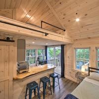 Idyllic Edgecomb Forest Studio with Deck and Balcony!, hotel in Edgecomb