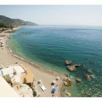 Private Beach Apartment in Taormina, hotel a Taormina