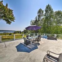 Owls Head Getaway Private Decks with Ocean View!, hotel cerca de Aeropuerto de Knox County Regional - RKD, Owls Head