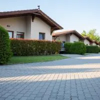 Pandora Zsóry Apartmanok Mezőkövesd، فندق في ميزوكوفسد